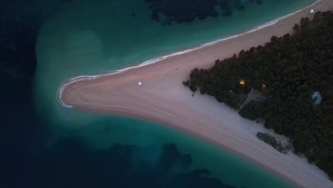 La-Playa-Del-Cuerno-De-Oro-Con-Su-Forma-única-Invita-A-Los-Turistas-A-Visitar