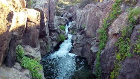 Viajando-A-Través-De-Picture-Canyon-Acercándose-A-Una-Cascada.