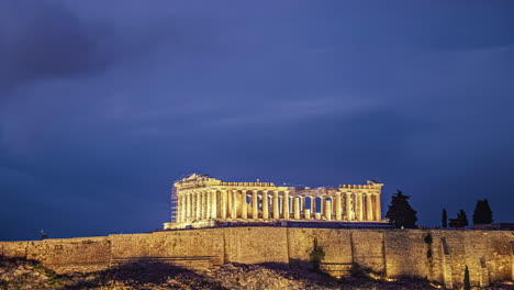 Timelapse,-Acrópolis-De-Atenas-Al-Amanecer,-Nubes-Oscuras-Moviéndose-Sobre-Un-Hito-Histórico