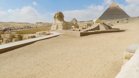 Establecimiento-De-Una-Vista-Frontal-De-Las-Grandes-Pirámides-Y-La-Esfinge-En-Giza,-Egipto
