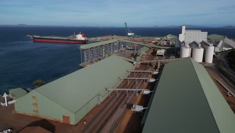 Lagerhallen-Der-Bergbauindustrie-Mit-Frachtschiff-Im-Hintergrund,-Hafen-Von-Esperance,-Westaustralien