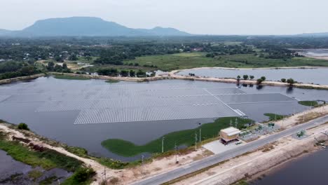 Luftaufnahme-Eines-Riesigen-Solarpanels-Auf-Dem-Wasser-In-Einer-Ländlichen-Gegend,-Schwimmender-Solarpark