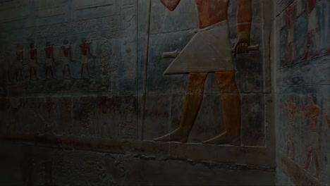Dekoriertes-Inneres-Des-Pharao-Tempelgrabes-Mit-Grünem-Laserpointer-Aus-Dem-Reiseführer