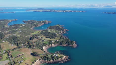 Idyllic-Scenery-At-Waiheke-Island-In-Auckland,-New-Zealand---Aerial-Drone-Shot