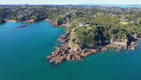Fishermans-Rock-In-Oneroa,-Waiheke-Island,-New-Zealand---Aerial-Drone-Shot