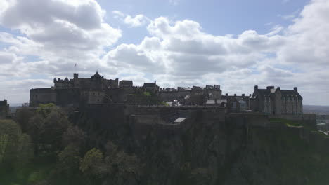 Parallax-Drohnenansicht-Des-Edinburgh-Castle-An-Einem-Sonnigen-Tag-In-Schottland