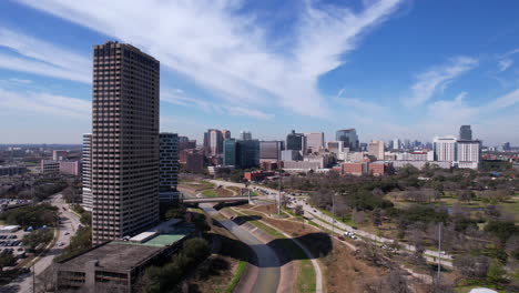 Vista-Aérea-De-Los-Edificios-Del-área-Del-Parque-Hermann-Y-Del-Centro-Médico,-Houston,-Texas,-Estados-Unidos,-Estableciendo-Un-Disparo-Con-Drones