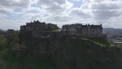 Breite-Luftaufnahme-Von-Edinburgh-Castle-In-Schottland-Auf-Einem-Hügel-An-Einem-Sonnigen-Tag