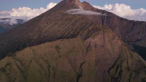 Mount-Rinjani-Bei-Wunderschönem-Sonnenuntergang,-Der-Zweithöchste-Vulkan-Indonesiens