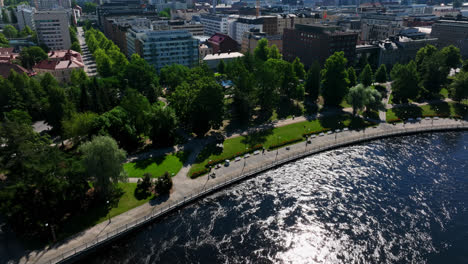 Aérea:-Río-Tammerkoski-Y-El-Parque-Koskipuisto,-En-La-Soleada-Tampere,-Finlandia