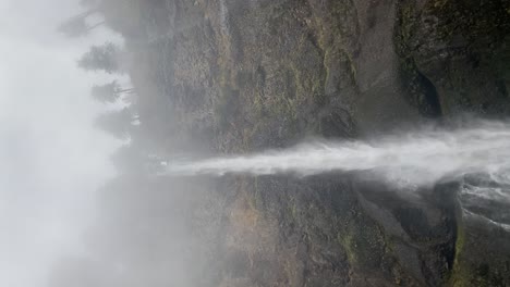 Das-Wasser-Eines-Wasserfalls-Fällt-An-Einem-Nebligen-Tag