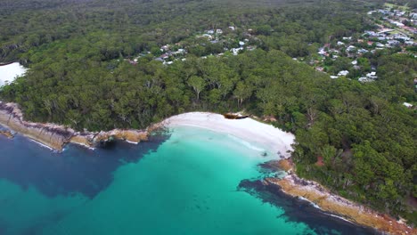 Ein-4K-Drohnenvideo,-Das-Einen-Rück--Und-Rückflug-Zeigt-Und-Mehr-Von-Der-Atemberaubenden-Australischen-Landschaft-Rund-Um-Blenheim-Beach-In-Jervis-Bay,-New-South-Wales,-Zeigt