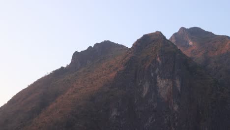 Schwenkaufnahme-Von-Berggipfeln-Bei-Sonnenuntergang-In-Der-Bergstadt-Nong-Khiaw-In-Laos,-Südostasien
