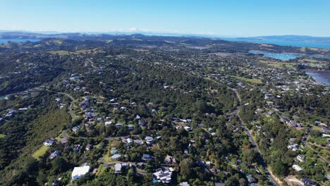 Vista-Aérea-Sobre-Casas-Y-Exuberante-Vegetación-Que-Rodean-La-Isla-Waiheke-En-Auckland,-Nueva-Zelanda---Disparo-De-Drones