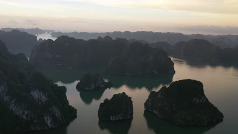 Vista-Aérea-De-La-Bahía-De-Ha-Long-Al-Amanecer,-Patrimonio-De-La-Unesco-Vietnam