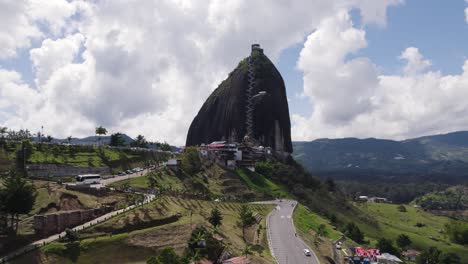 Toma-Aérea-En-órbita-De-Una-Enorme-Roca-De-Guatapé,-Famoso-Monumento-En-Colombia