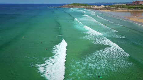 Surfer-Am-Fistral-Beach-In-Cornwall-Reiten-Auf-Den-Wellen-Von-Newquay,-Luftaufnahme