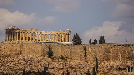 Timelapse,-Nubes-Moviéndose-Sobre-La-Acrópolis-De-Atenas,-Famoso-Monumento-Histórico-Y-Atracción-Turística