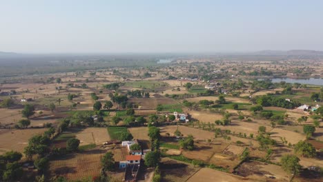 Luftaufnahme-Einer-Drohne-Von-Abgeernteten-Weizenfeldern-Im-Sommer-In-Einem-Ländlichen-Dorf-In-Orchha,-Madhya-Pradesh,-Indien