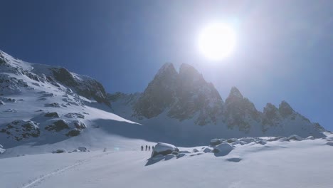 La-Gente-Practica-Esquí-De-Travesía-En-Los-Alpes-De-Lagorai-En-Un-Día-Soleado.