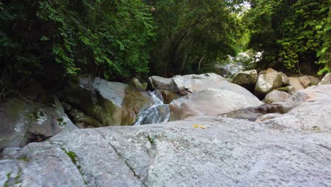 Suave-Corriente-Que-Fluye-Sobre-Rocas-En-El-Exuberante-Bosque-De-Santa-Marta,-Colombia,-Serena-Escena-Natural