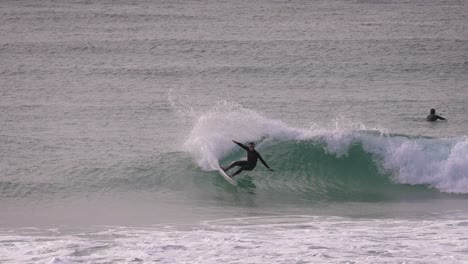 Cámara-Lenta-De-Un-Surfista-En-Una-Ola-De-Tamaño-Mediano,-Playa-Duranbah,-Costa-Dorada-Del-Sur