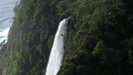 Cae-En-Cascada-Por-Un-Acantilado-Hacia-La-Costa,-Costa-Norte-De-Maui