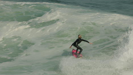 Un-Joven-Surfista-Consigue-Una-Ola-En-Santa-Cruz,-California,-En-El-Famoso-Steamer-Lane.