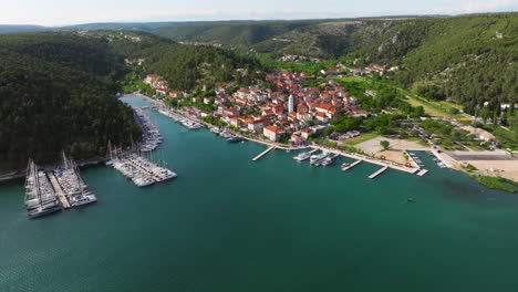 Puerto-Deportivo-En-El-Río-Krka-Cerca-Del-Paisaje-Urbano-De-Skradin-En-Croacia,-Europa