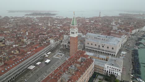 Descripción-General-Del-Centro-De-Venecia,-Italia,-En-Un-Día-Brumoso