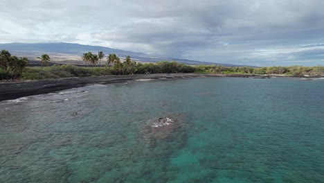Blaues-Wasser-Schwarzer-Sand-Hawaii