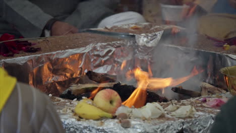 Pozo-De-Fuego-En-El-Ritual-Del-Festival-Ganesh