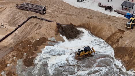 Una-Topadora-Mueve-Arena-Y-Agua-En-Un-Gran-Sitio-De-Construcción