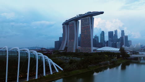 Blick-Zur-Blauen-Stunde-Auf-Marina-Bay-Sands-Und-Flower-Dome-An-Der-Marina-Bay-In-Singapur
