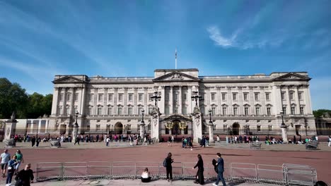 Buckingham-Palace-on-a-sunny-morning-day-with-few-tourists
