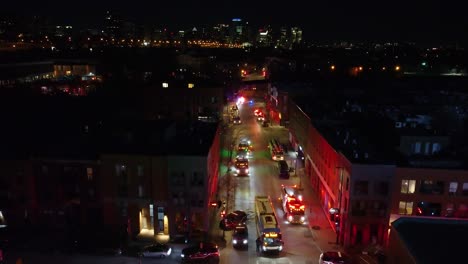 Coches-De-Policía-Y-Camiones-De-Bomberos-Con-Luces-Intermitentes-En-La-Calle-Por-La-Noche.