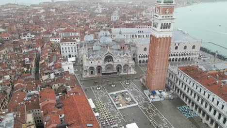 Venecia,-Italia,-Plaza-Del-Centro,-Vista-Ocupada-En-Un-Día-Brumoso