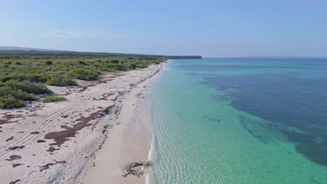 Luftaufnahme-Aus-Der-Vogelperspektive-Von-Playa-La-Cueva-Mit-Karibischem-Meer-Und-Grüner-Insel-Der-Dominikanischen-Republik