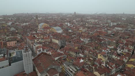 Venecia-Italia-Centro-De-La-Ciudad-Densamente-Poblada-Aérea-En-Día-Brumoso