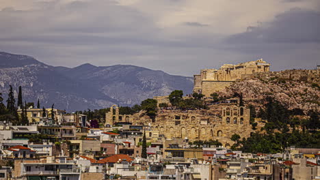 Zeitraffer-Von-Touristen,-Die-Das-Parthenon-Denkmal-Im-Bewölkten-Athen,-Griechenland-Besuchen