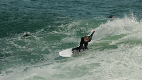 Un-Surfista-Coge-Una-Buena-Ola-En-Steamer-Lane-En-Santa-Cruz,-California.