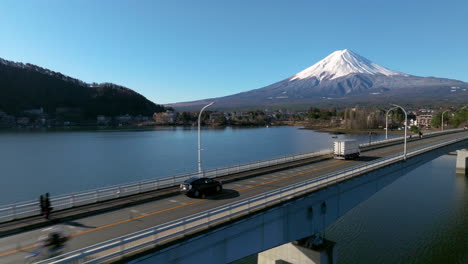 Monte-Fuji-Desde-El-Puente-Kawaguchiko-Ohashi-Sobre-El-Lago-Kawaguchi-En-Fujikawaguchiko,-Japón
