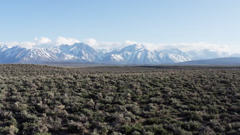 Drohne-Fliegt-Vorwärts-Und-Enthüllt-Die-östlichen-Berge-Der-Sierra-Nevada-In-Kalifornien-Mit-Landschaftsansicht