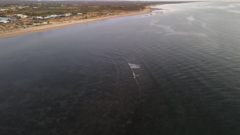 Avión-Teledirigido-Sobre-La-Playa-De-Exmouth-Durante-El-Amanecer-Y-El-Océano-Azul