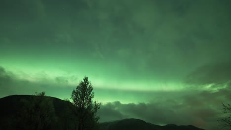 Smaragdgrüne-Lichter-Und-Polarlichter-Dominieren-Den-Nachthimmel