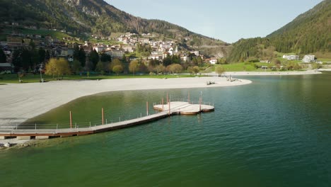 Luftaufnahme-Der-Aussichtsplattform-Am-Seeufer-Des-Molvenosees-Im-Trentino,-Italien