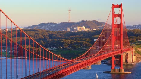 Puente-Golden-Gate-Brillando-Bajo-La-Cálida-Luz-Del-Sol-Desde-Una-Puesta-De-Sol-En-San-Francisco,-California,-Estados-Unidos