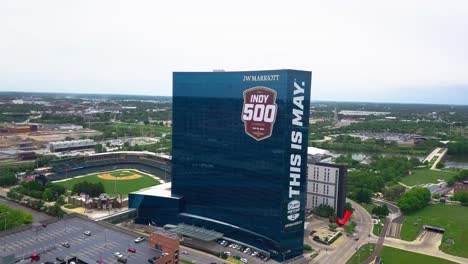 Luftaufnahme-Des-JW-Marriott-Hotels-Mit-Riesigem-Offiziellen-Event-Logo-Zur-Feier-Des-Indianapolis-500-Auf-Einer-Eleganten-Glasfassade