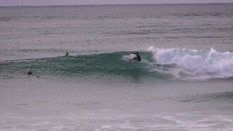 Cámara-Lenta-De-Un-Surfista-En-Una-Ola-De-Tamaño-Mediano,-Playa-Duranbah,-Costa-Dorada-Del-Sur