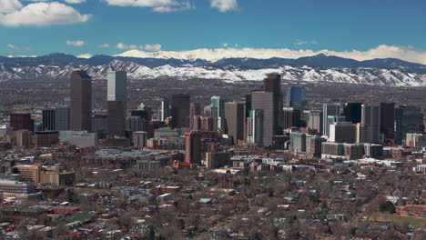 Stadt-Waschpark-Innenstadt-Denver-Colorado-Luftbild-Drohne-Nachbarschaft-Straßen-Frühling-Berg-Blauer-Himmel-Evans-Front-Range-Rocky-Mountains-Vorgebirge-Wolkenkratzer-Tagsüber-Sonnig-Wolken-Runter-Ausleger-Bewegung